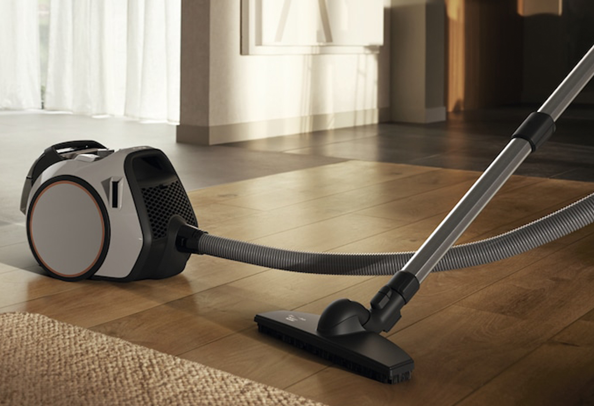 Η σκούπα τοποθετημένη σε ένα σαλόνι